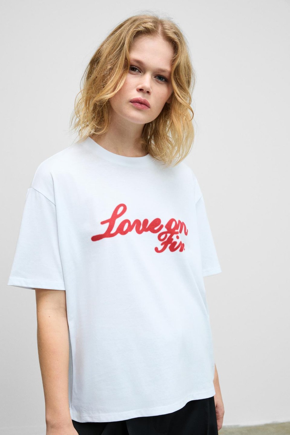 LUSUTA Kadın Yumuşak Ve Esnek Kumaşlı Baskı Detaylı Bisiklet Yakalı Beyaz T-Shirt