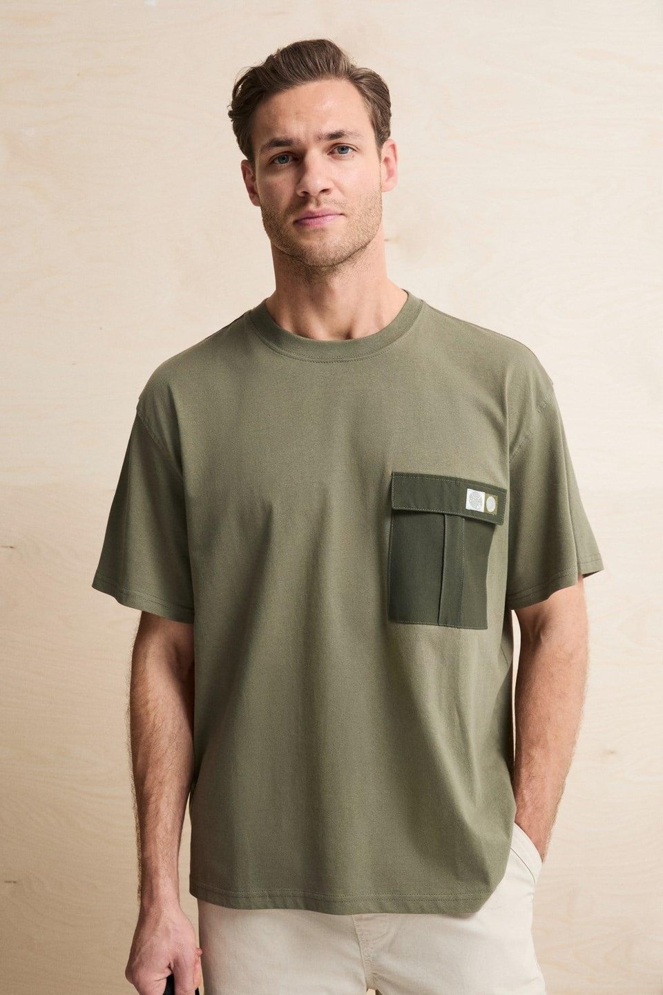 POCKET Erkek %100 Organik Pamuklu Dokuma Cepli Etiket Detaylı Haki T-Shirt