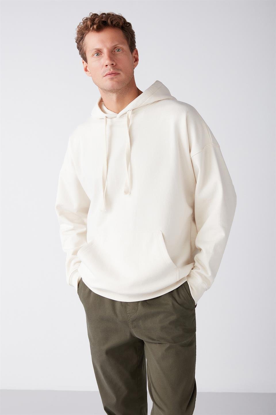 STEVE Erkek Yumusaçık Kumaşlı Kordonlu Oversize Kapüşonlu Kanguru Cepli Ekru Sweatshirt