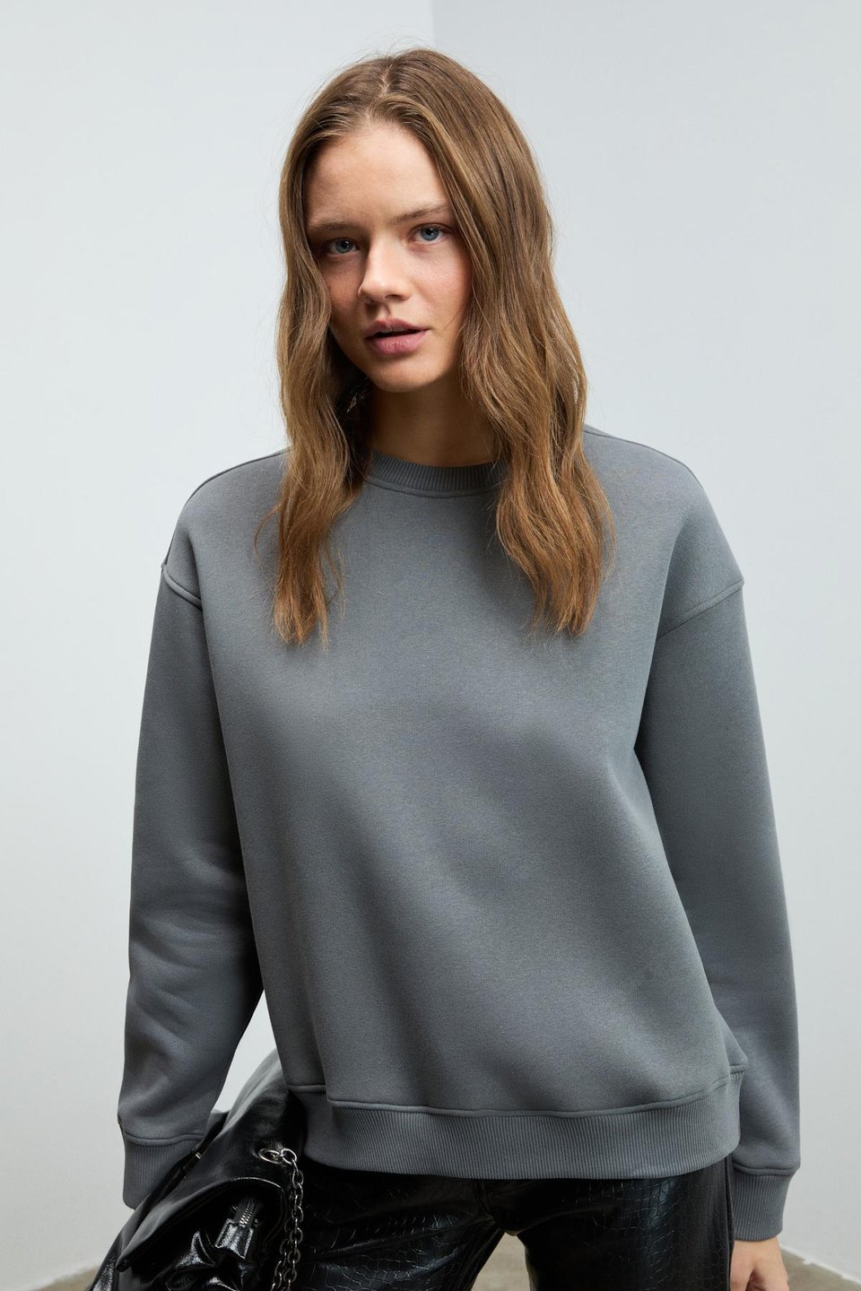 VANELTINA Kadın Organik Pamuklu Yumuşacık İçi Polarlı Yuvarlak Yakalı Gri Sweatshirt