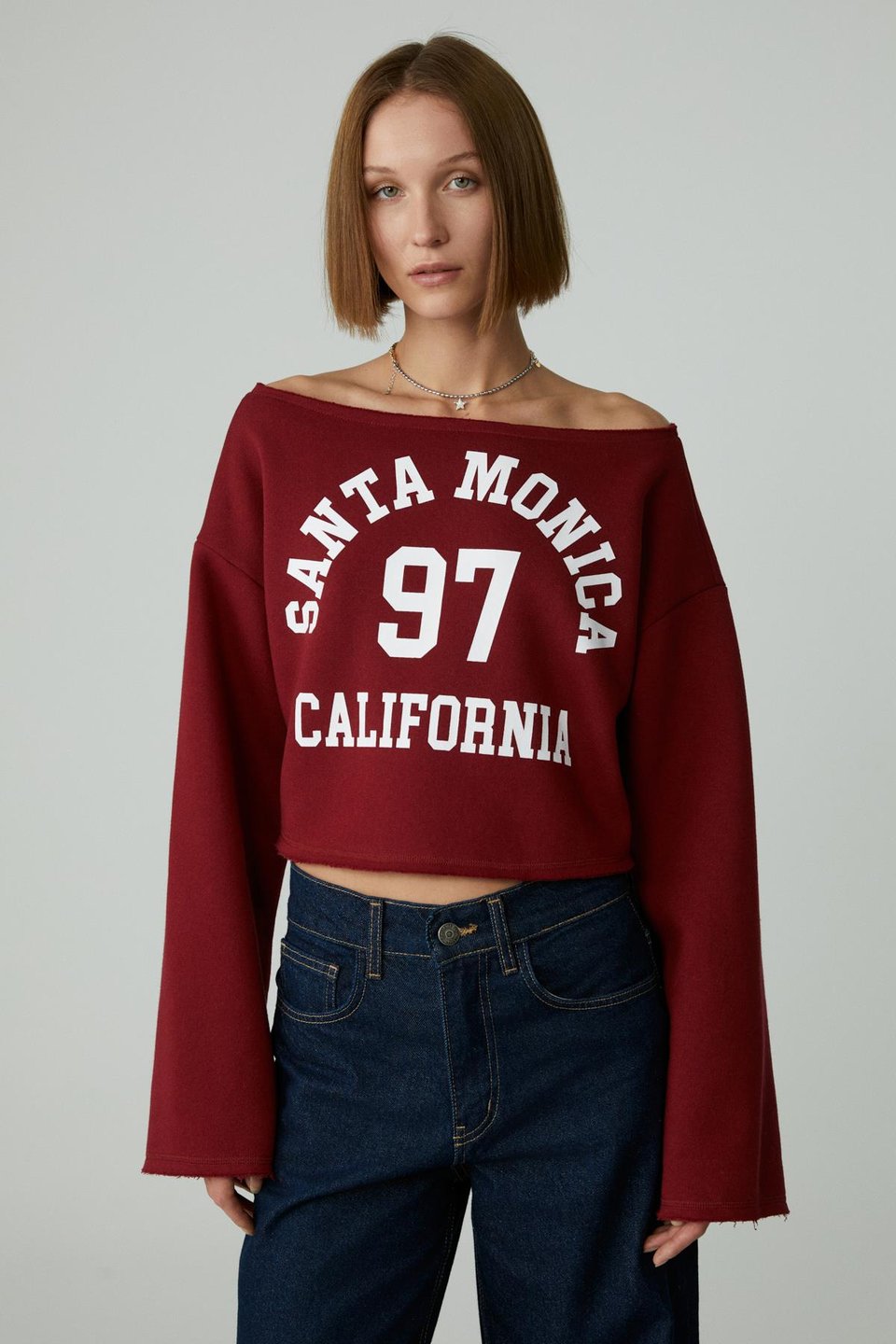 ASLY Kadın Asimetrik Yakalı Şardonsuz Tek Omzu Açık Baskılı Bordo Sweatshirt