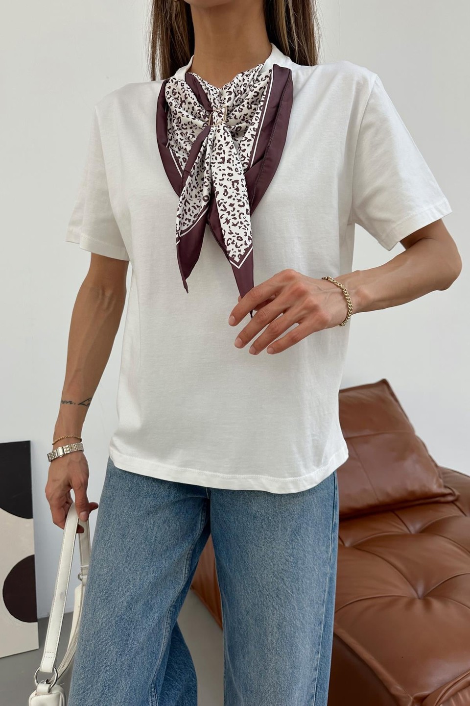 Leopar Desen Fularlı Tshirt Beyaz