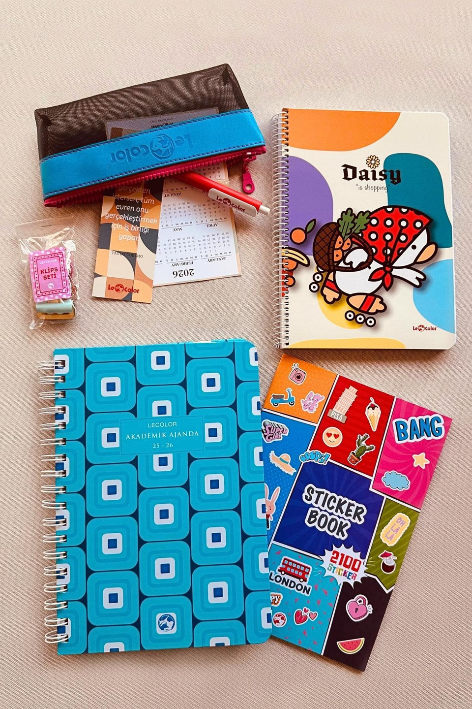 Akademik Ajanda Retro + Kareli A5 Defter + Sticker Book + Klips + Kalem Kutu + Kalem + Kitap Ayracı + Takvim