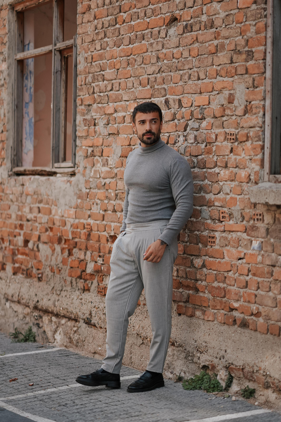 KOMBİNGri Selanik Kaşkorse Boğazlı Kazak SC, Gri Tokalı Duble Paça Kumaş Pantolon W11 5035