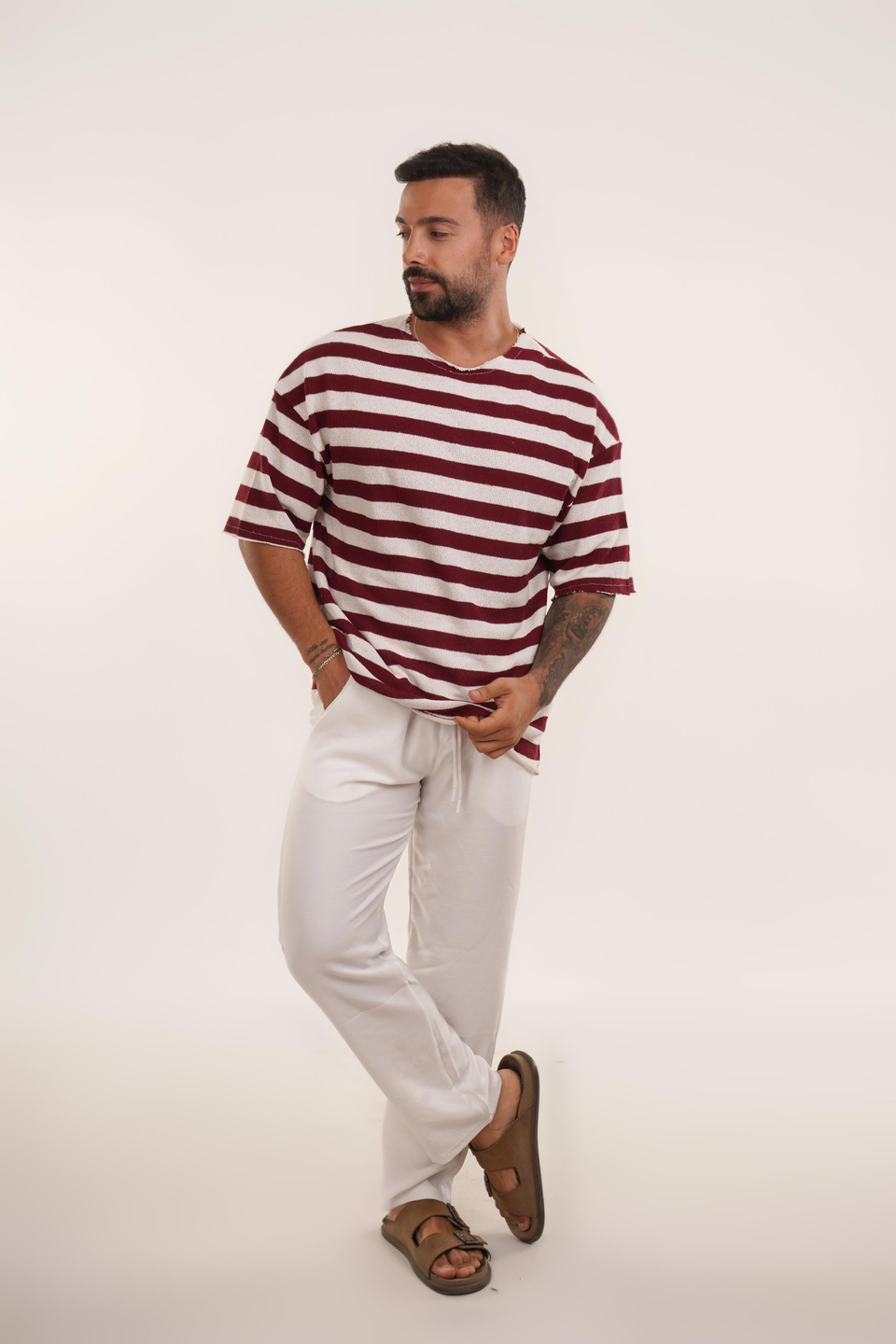 KOMBİNKırmızı Yatay Çizgili Pis Kesim Triko Havlu Tshirt EST E, Beyaz Keten Pantolon TK KOMBİN