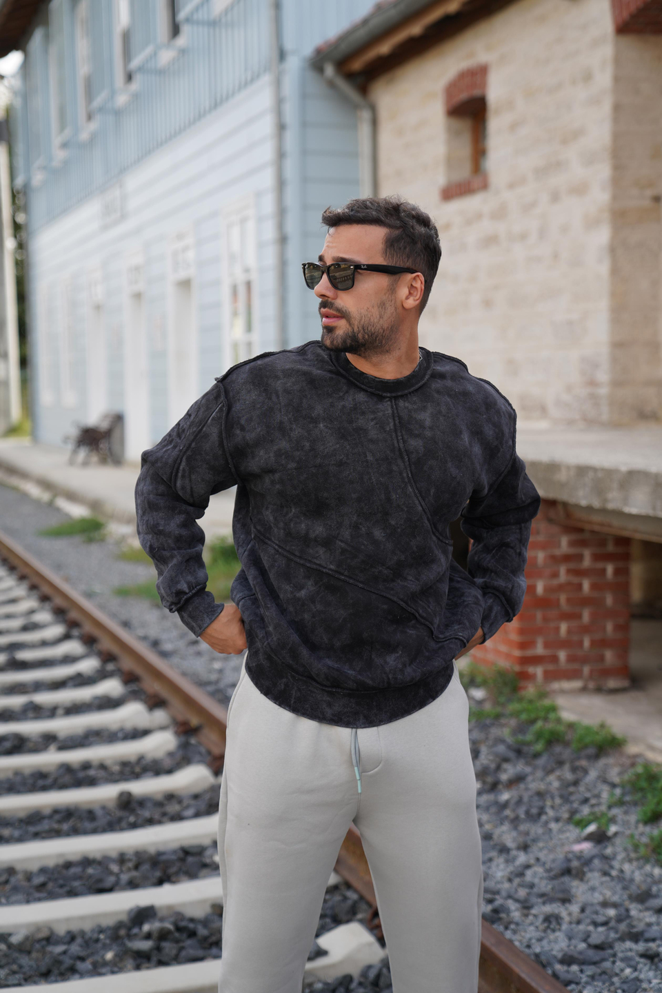 SweatSiyah 3 İplik Parçalı Yıkamalı Bisiklet Yaka Sweatshirt PLZ