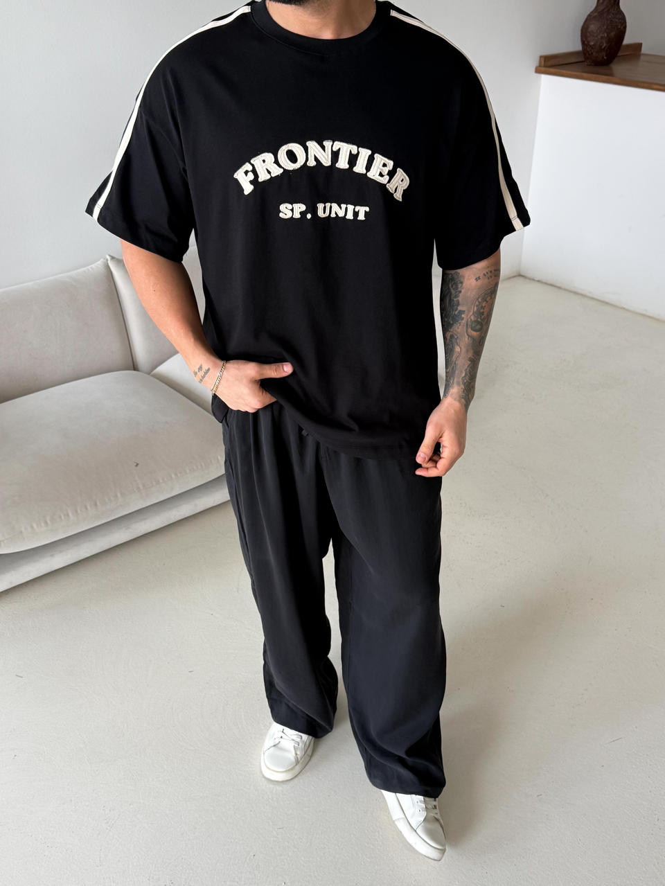 T-SHİRTSiyah Frontier Nakışlı Oversize Tişört JJ Y125