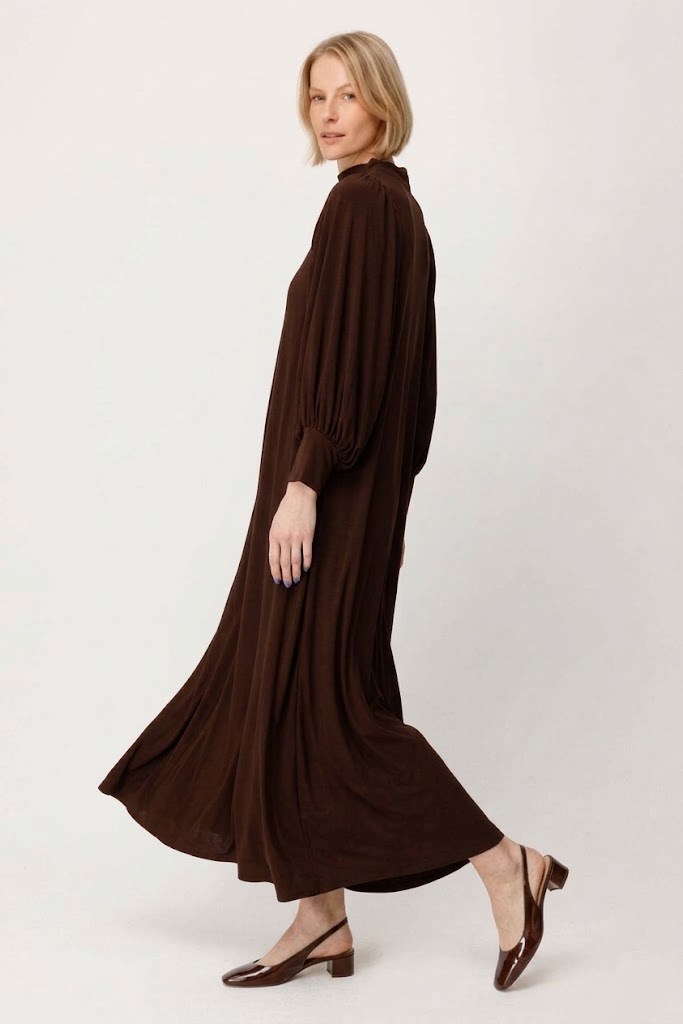 NOİ JARSE OMUZU BÜZGÜLÜ YAKADAN FULARLI ELBİSE