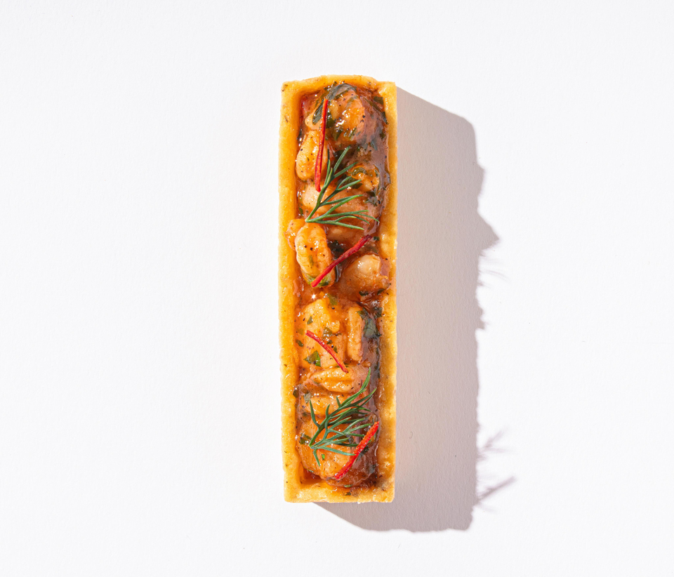 Çilek Salatası üzerine Sweet Chilli Karides - 12 Ad