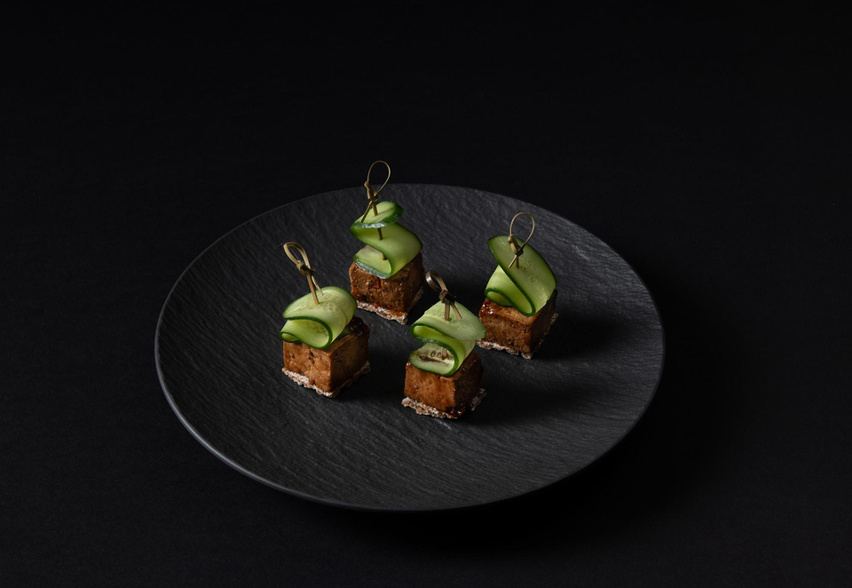 Hoisin Sosla Parlatılmış Tofu, Susam ve Salatalık Şeritleriyle