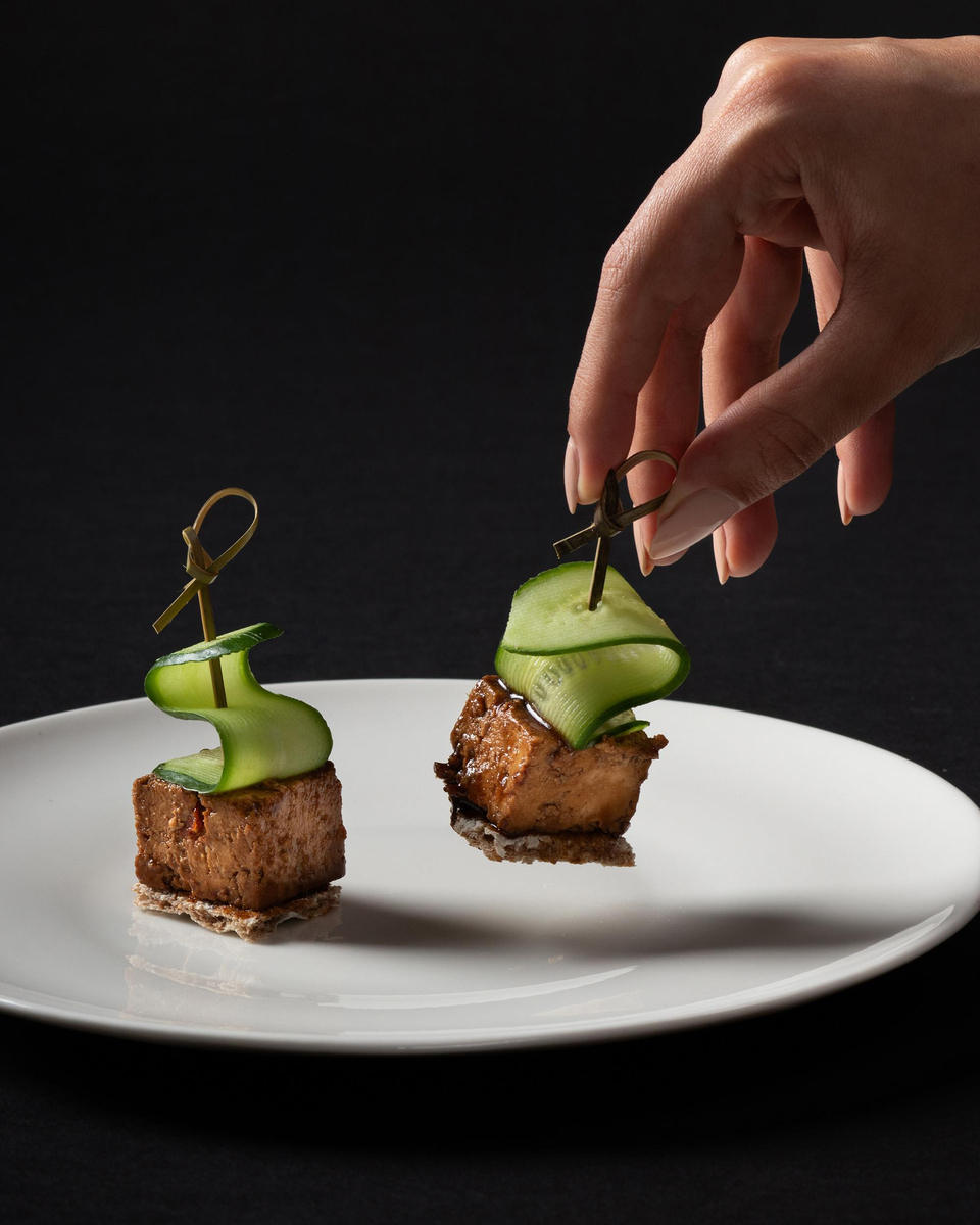Hoisin Sosla Parlatılmış Tofu, Susam ve Salatalık Şeritleriyle