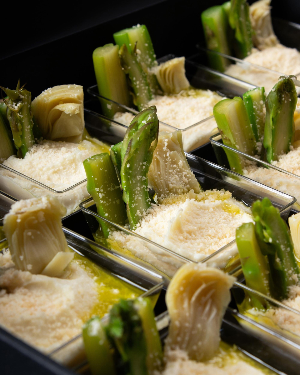 Parmesan Kreması Üzerinde Kuşkonmaz ve Enginar Kalpleri