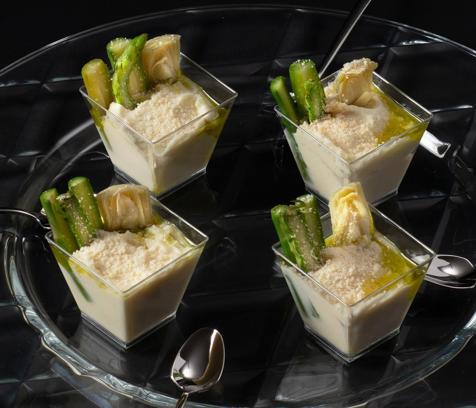 Parmesan Kreması Üzerinde Kuşkonmaz ve Enginar Kalpleri