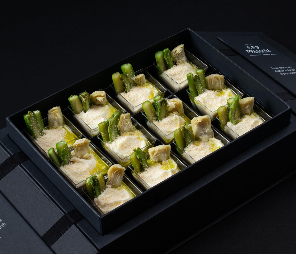 Parmesan Kreması Üzerinde Kuşkonmaz ve Enginar Kalpleri