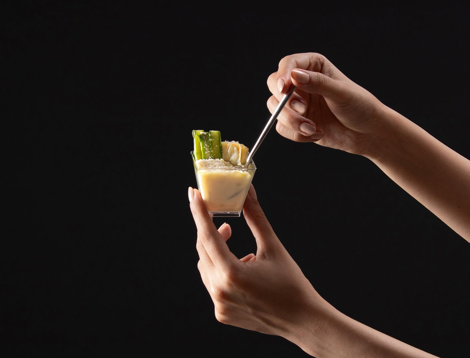 Parmesan Kreması Üzerinde Kuşkonmaz ve Enginar Kalpleri