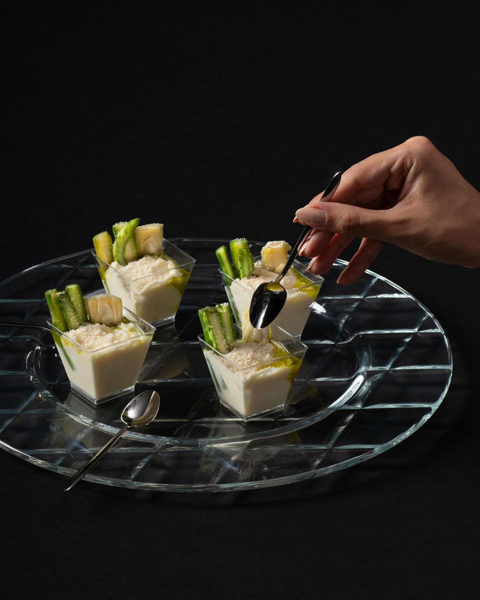 Parmesan Kreması Üzerinde Kuşkonmaz ve Enginar Kalpleri