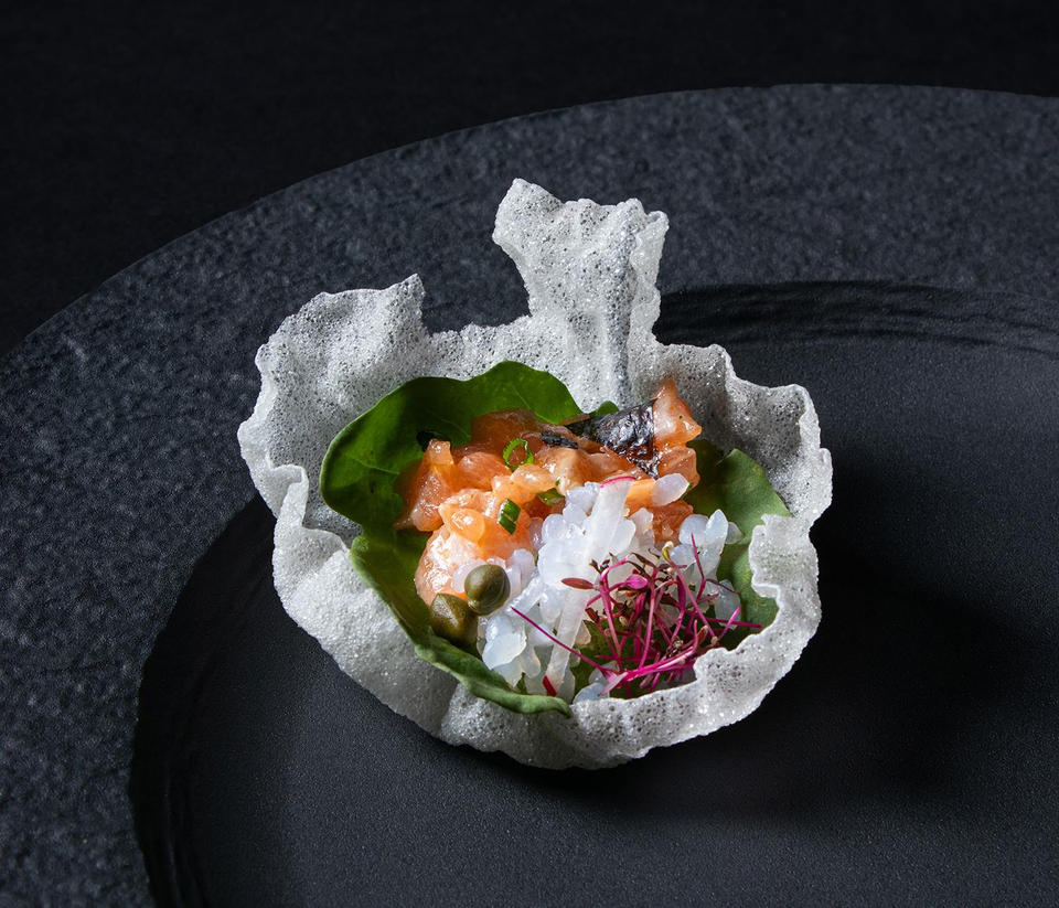 Pirinç Yufkası Çanağında Somon Tartar