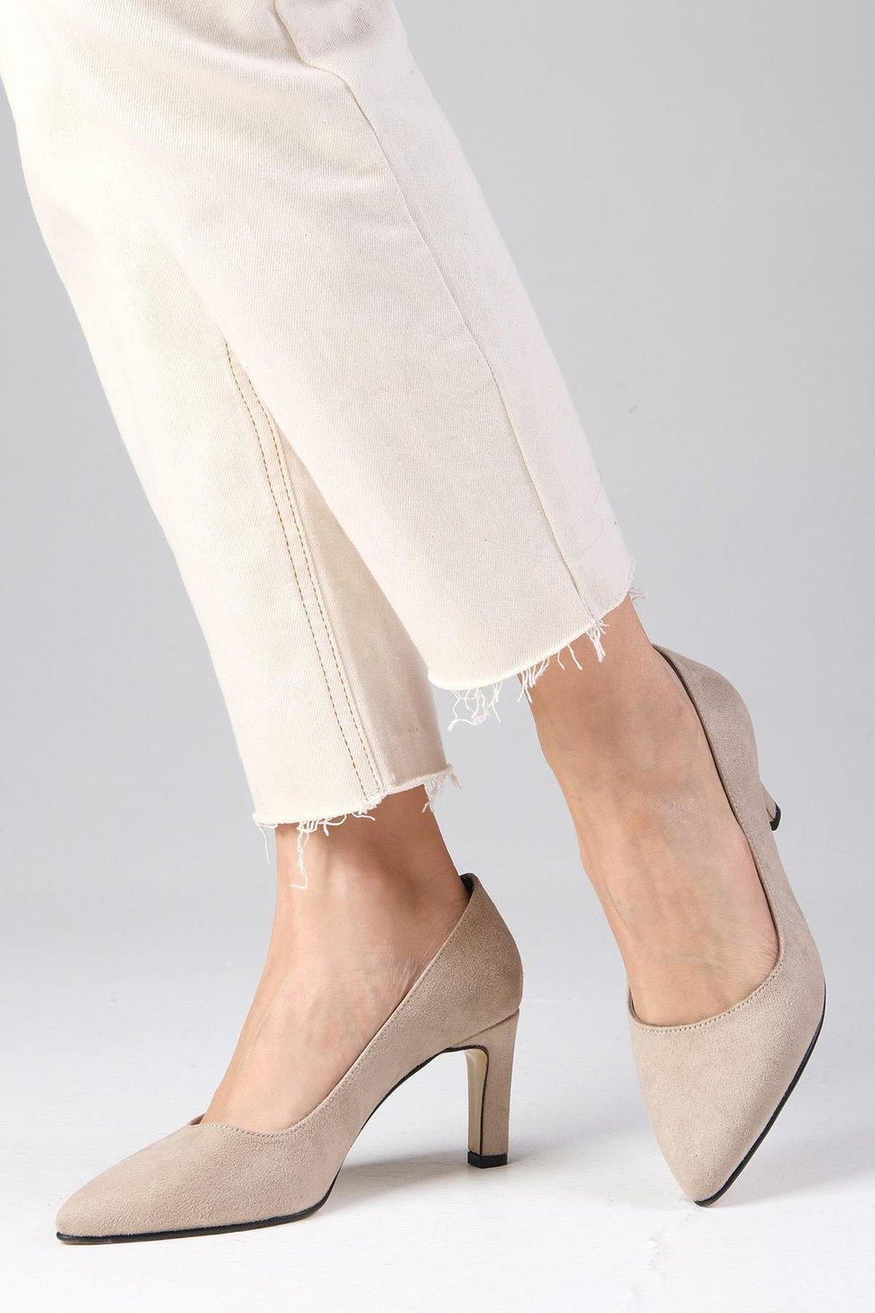 Lita Bej Renk Süet Stiletto-Kısa Topuklu-Mio Gusto-01252BES